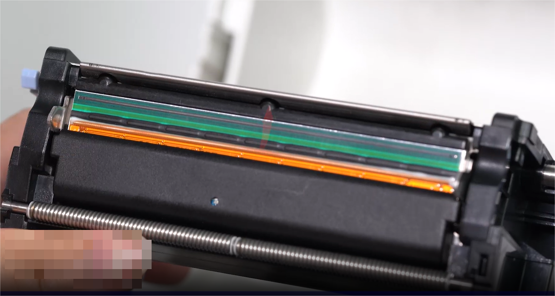 Ein close-up of a person carefully cleaning an electronic component with a swab.
