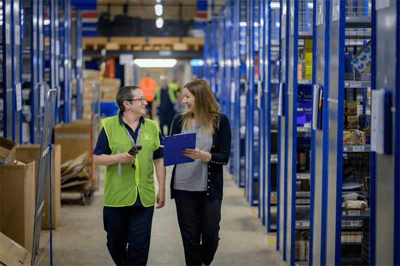 Warehouse worker using Barcode-Scanner